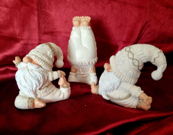 Trio �kriatkov cvi�iaci jogu