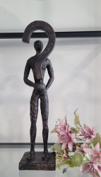 Postava mu�a s ot�znikom