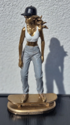 Dekor�cia diev�ata na skateboarde