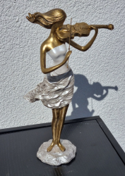 Dekor�cia �eny s huslami